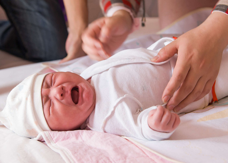 Nguyên nhân & cách điều trị trẻ sơ sinh ngủ hay giật mình
